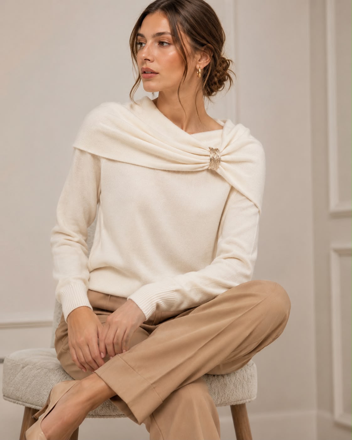 Sweater Éclat con Cuello Drapeado y Broche Metálico
